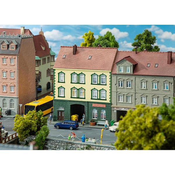 Faller 130628 Town house with model making shop