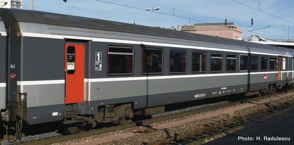 Roco 74537 1st class Corail saloon coach 