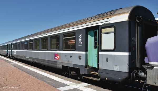 Roco 74540 2nd class Corail saloon coach 