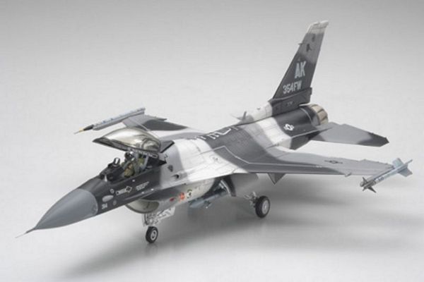Tamiya 61106 F-16C-N Aggressor Adversary